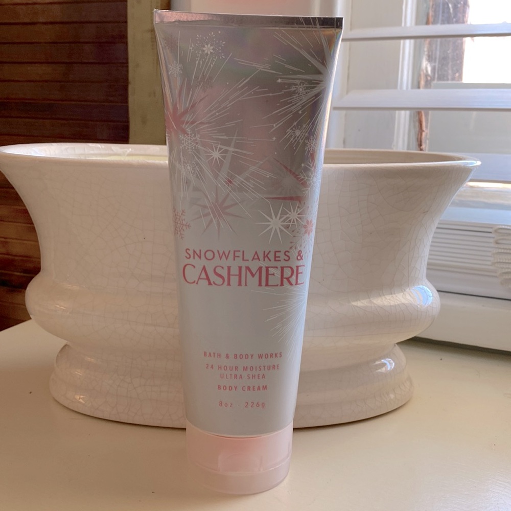 NEW Snowflakes and Cashmere Bath and Body Works Lotion.